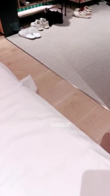 古筝 调玩香水狗 闻舔脚深喉虐乳不停