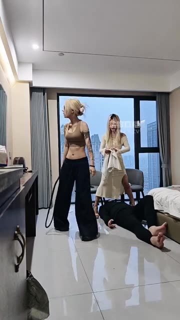 荷花会所 双主超狠SP鞭打强迫马桶狗吃黄金