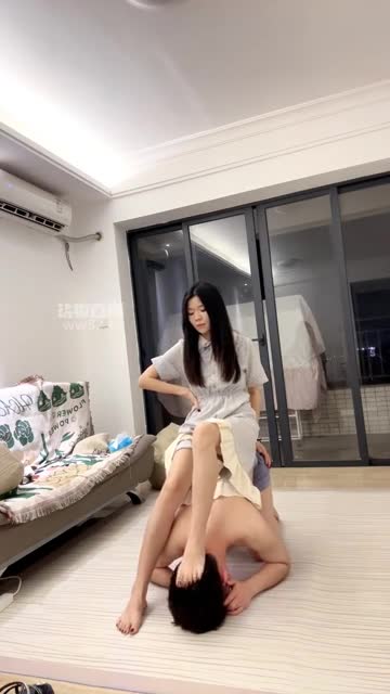 晓甜 清纯表妹调教下贱表哥 强迫圣水裸足伺候