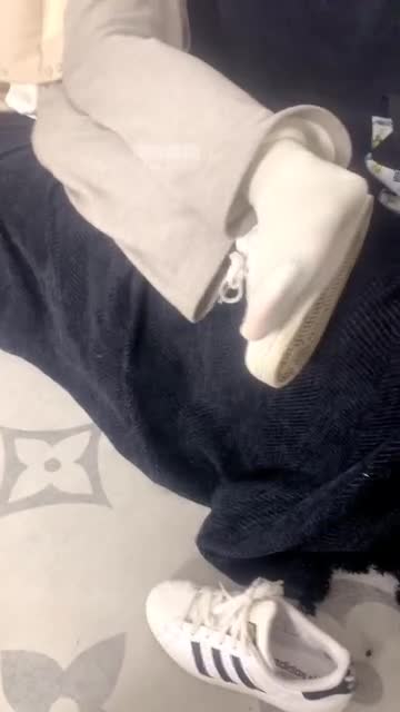 女生也能很暴力 剧情 妹妹放学回家熟睡 偷闻臭鞋袜被抓包 惩罚除臭舔脚深喉伺候