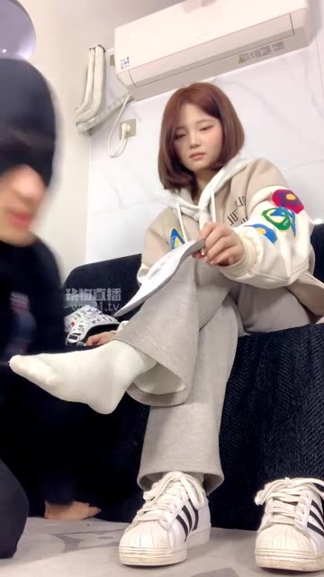 女生也能很暴力 剧情 妹妹放学回家熟睡 偷闻臭鞋袜被抓包 惩罚除臭舔脚深喉伺候