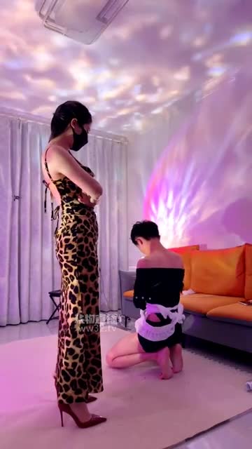 琪琪女王和coco 双主鞭打踢裆训调CD狗 吸香水发骚美脚侍奉羞辱