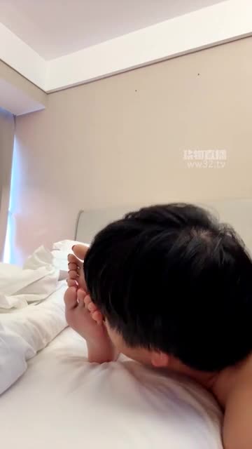 米琦 调教私奴 伺候晨起 裸足舔脚服侍