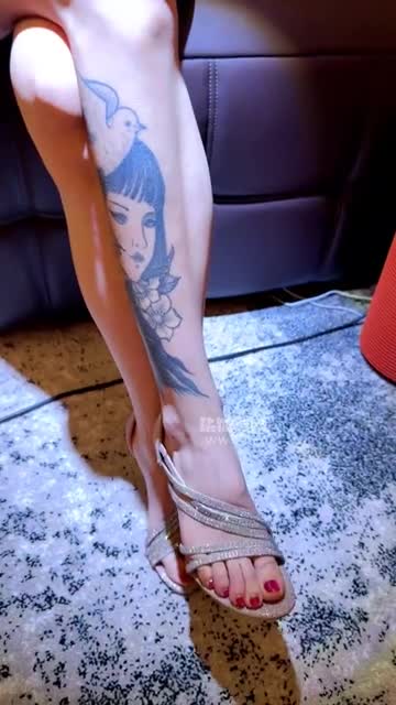 水晶熊 严厉训调恋足狗 黑丝裸足除臭舔脚深喉坐脸窒息 赏赐圣水喂食淋浴