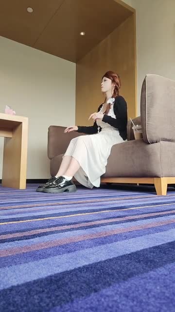 上头姐妹团 开发清纯美女神 耳光鞭打调狗咀嚼足踩喂食全体重踩踏白袜 裸足除臭舔脚 圣水喂食