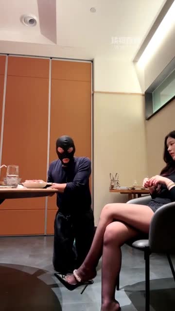 阿芙乐尔 饭店调教 伺候吃饭掐虐乳高跟黑丝美脚清理坐脸窒息踢裆