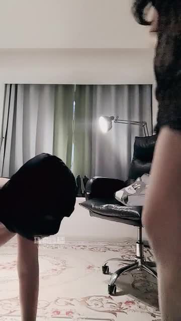 北茉 调玩家奴 大杯圣水赏赐裸足舔脚深喉伺候