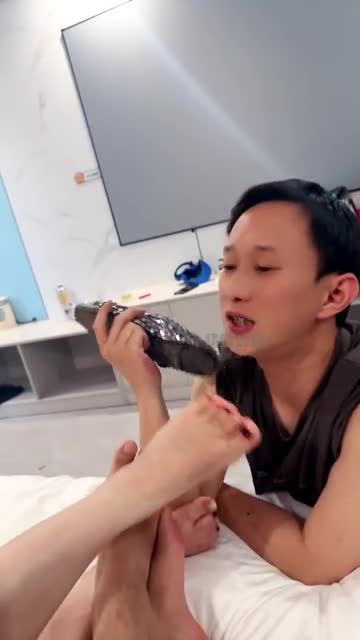可乐夫妻主 互动羞辱调教绿帽老公 伺候老婆 情夫舔脚