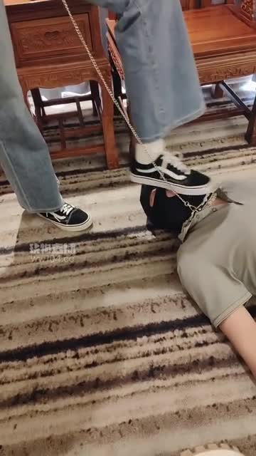 青岛00后情侣主 调教绿帽狗 鞋底清理全体重踩踏掐玩乳暴打耳光踢裆白袜裸足除臭舔脚深喉