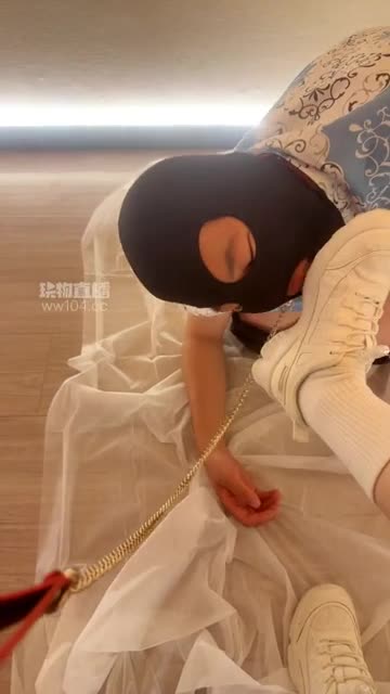 一一老师 调教恋足狗 狠鞭打屁股训狗小白鞋白袜清理 裸足深喉伺候