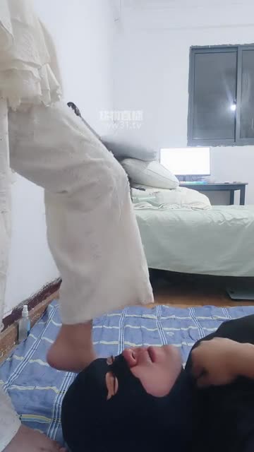 暴力萝莉 深喉专场 裸足无限深喉插嘴 全体重踩脸