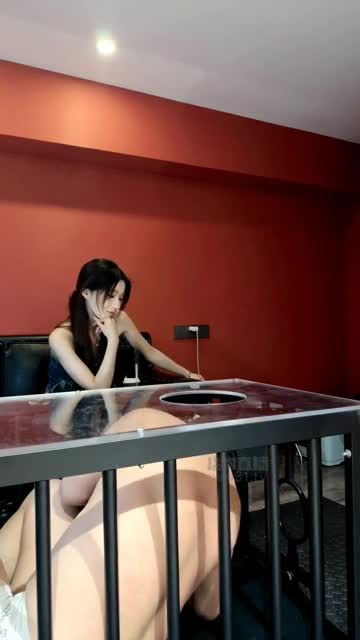 晨晨 调玩圈养狗 裸足美脚侍奉牛仔裤坐脸窒息