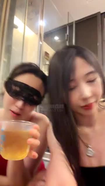 缈缈 带3女奴调教马桶狗喂食圣水 呕吐物完食