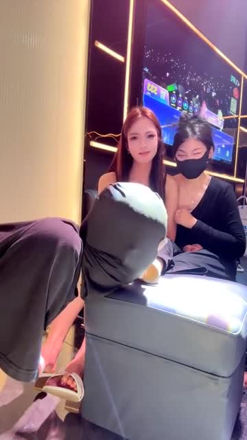 蛋蛋老师 开发素人 闺蜜双主KTV调玩私奴 鞋底清理咀嚼物吐食掐虐乳 全体重踩踏狠踢裆骑乘 圣水喂食狠鞭打 脚垫侍奉