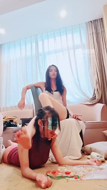 倪主 互动调教母狗女奴 踩喂食狠鞭打暴打耳光 裸足美脚侍奉 筷子夹舌头狠踢踹