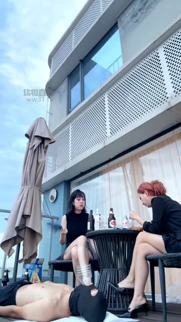 甜一 带闺蜜三主继续调教马桶狗 呕吐物专场 边吃饭边呕吐物混合圣水喂食