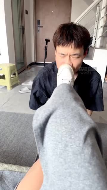 小宇 约调大二素人美女恋足调教