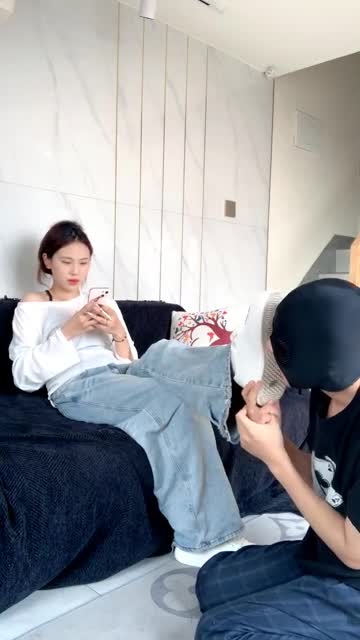 女生也能很暴力 约调素人女神反差暴力调教 赏赐小白鞋底清理 白袜裸足脚侍奉