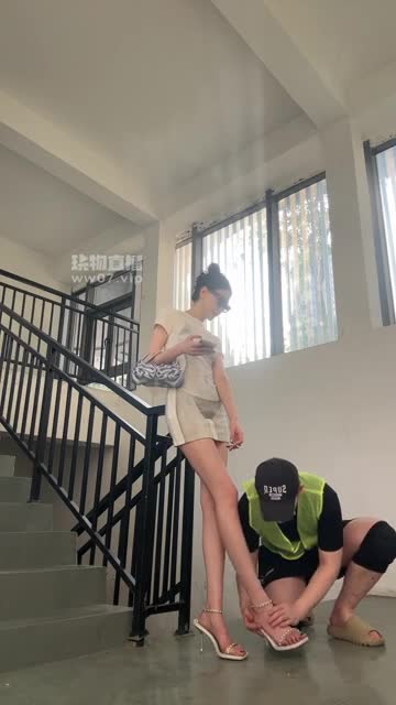 艾琳 剧情 训调恋足清洁工做狗