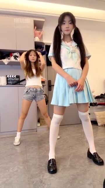 双子 约调双清纯学生主调教 美脚侍奉 黄金强制喂食