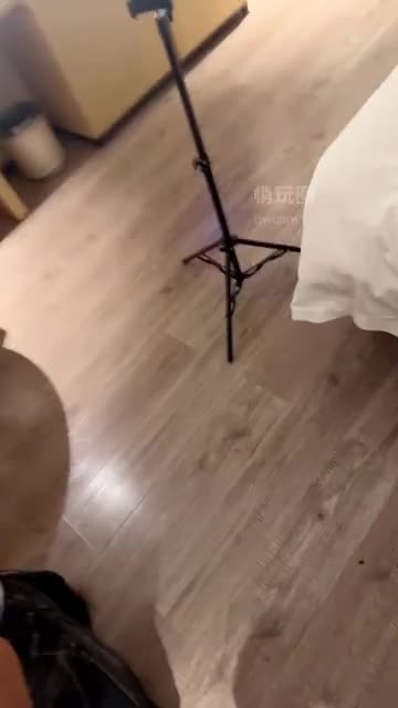 Dola 女大调玩恋足狗 长靴高跟底清理白袜裸足猛吸除臭 舔脚深喉插出血 暴打耳光 踢裆狠鞭打