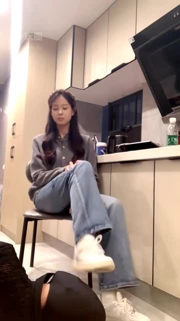女生也能很暴力 约调素人清纯女神调教 暴打耳光小白鞋底清理口水吐食不断鞋内 白袜猛吸 除臭裸足舔脚侍奉
