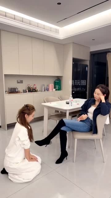 云韵 下班回家训调母狗女奴 按摩伺候长靴白袜猛吸除臭暴打耳光口水吐食裸足舔脚深喉白袜泡洗脚水 泡圣水喂食