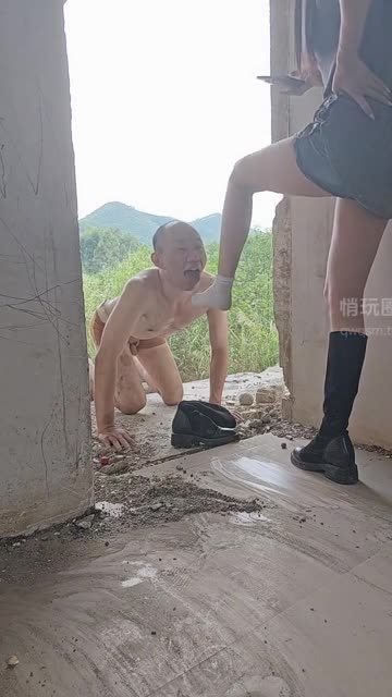 暴力柚子 烂尾楼继续虐调私奴 狠踹狗头超脏白袜舔脚深喉插嘴烟烫舌 圣水黄金踩喂食强制完食