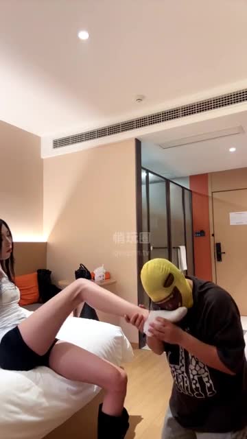 小婧宝美少女 调玩骚狗 暴打耳光 长靴清理 白袜裸足猛吸除臭舔脚深喉插嘴 口水吐食不断踩脖 坐脸窒息虐玩乳