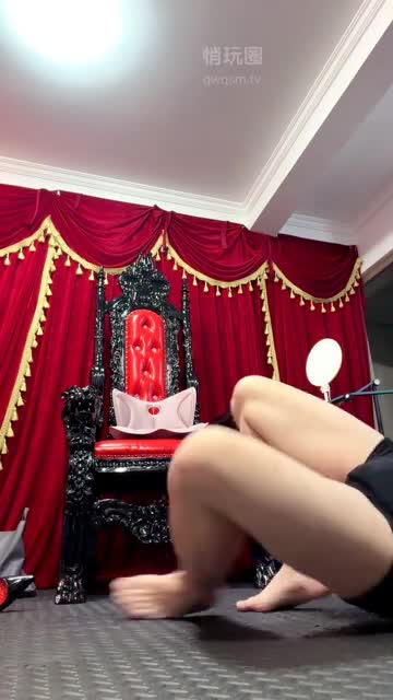 煊赫大人 虐调香水狗 狠踢裆暴打耳光 赏赐黑丝裸足舔脚深喉 圣水水刑窒息喂食