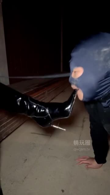 宇婉莹 户外犬化遛狗超脏泥巴靴底舔舐清理口水吐食狠踢裆公厕踩头闷便池圣水淋头口水吐脸狠踢裆赏赐