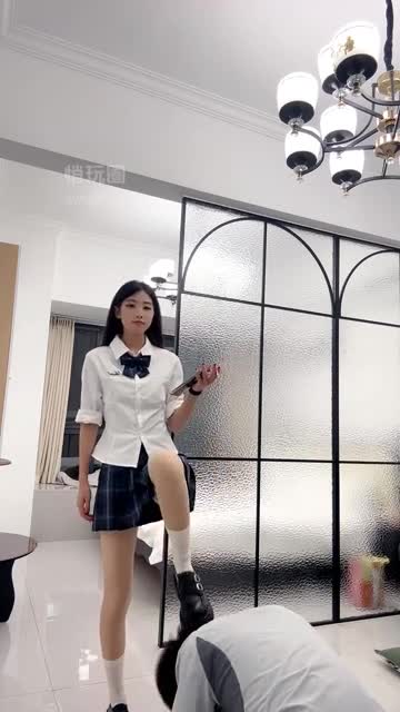 西彤 刑虐专场 JK装虐调奶狗暴打耳光 坐脸窒息 裸足舔脚侍奉2