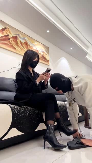 辣吃多的辣姐 超严厉训调私奴 暴打耳光不停歇 赏赐短靴底清理 黑丝裸足猛吸除臭舔脚深喉侍奉1