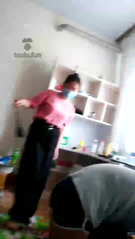 佳欣 训狗！暴抽暴打舔脚底酸奶 