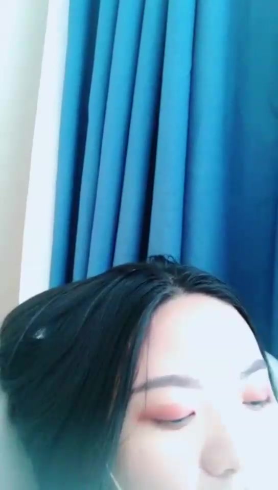 草莓  贱狗喜欢含我的脚趾 