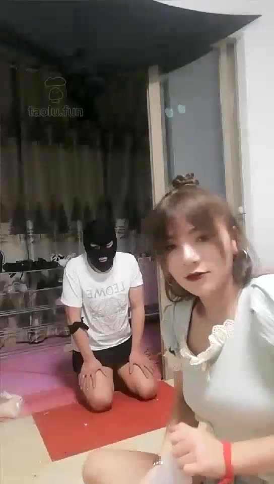 贵阳女王夏天  暴打贱狗 踢裆 耳光 裸足喂食 