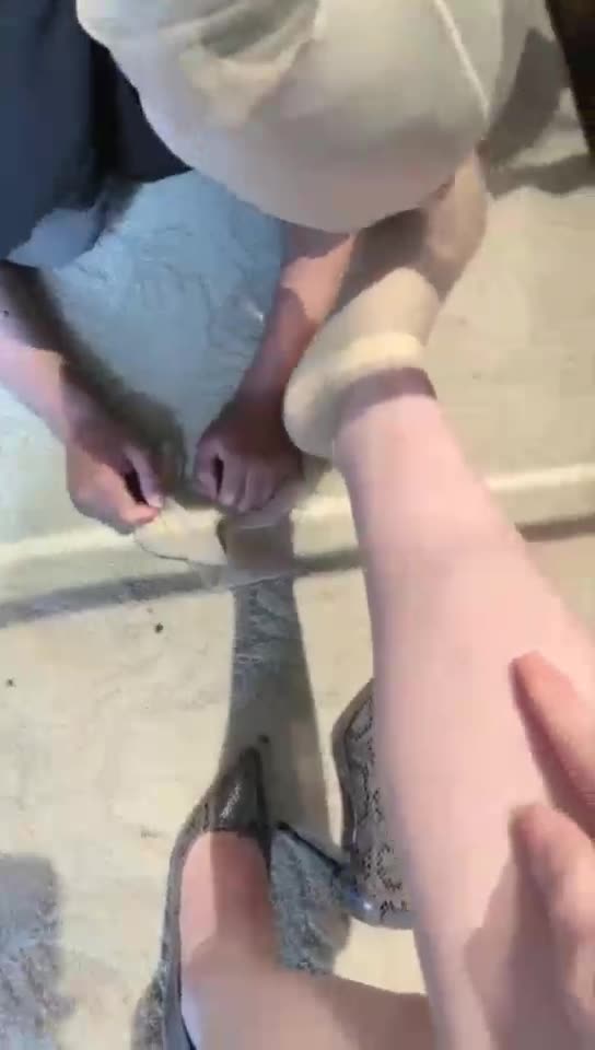 安女主 酒店调奴  搓脚板吃脚皮超羞辱  跪舔肉丝高跟 
