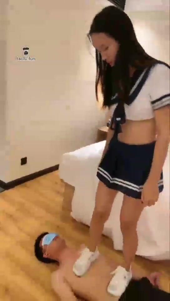 00后叶娘 运动鞋虐双奴 舔脚踩脸口水 
