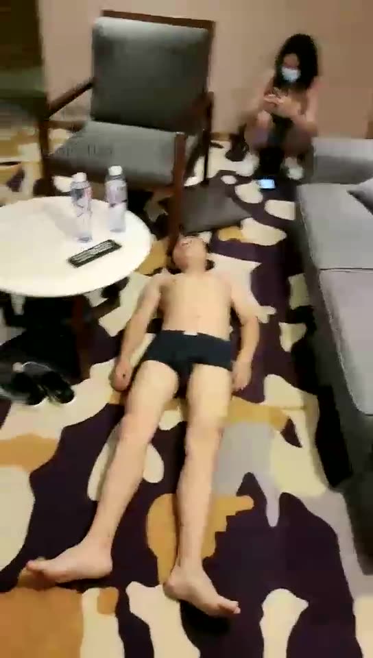 糖糖的小姨 送外卖小哥哥  看见三女王不想走了  留下来玩游戏 
