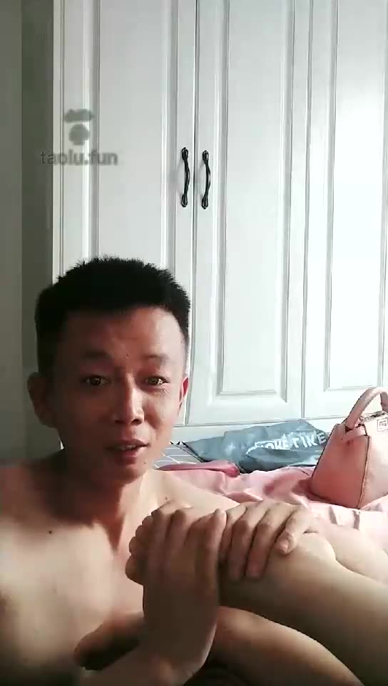 梦陌情侣 侍候奶奶捏脚 