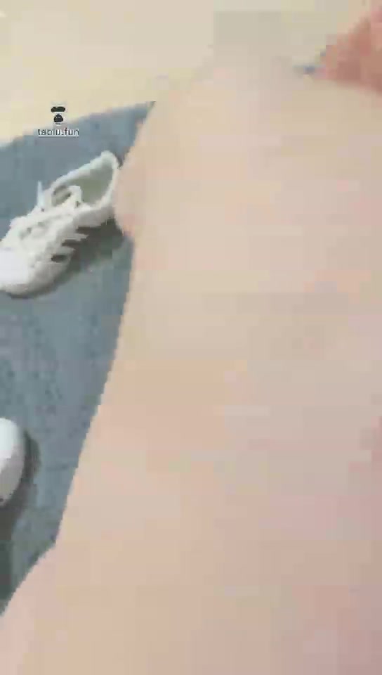 贵阳妖妖女王 给路边捡回的两条狗狗上课 