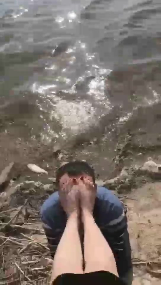 小贝 大白天的公园里公开舔脚 真是好狗