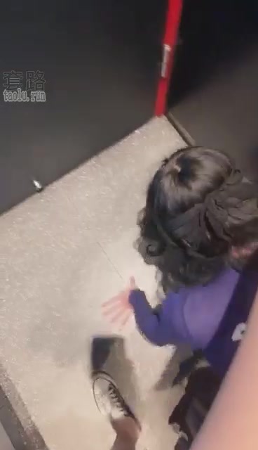 小贝 KTV调教女奴舔脚伺候唱歌