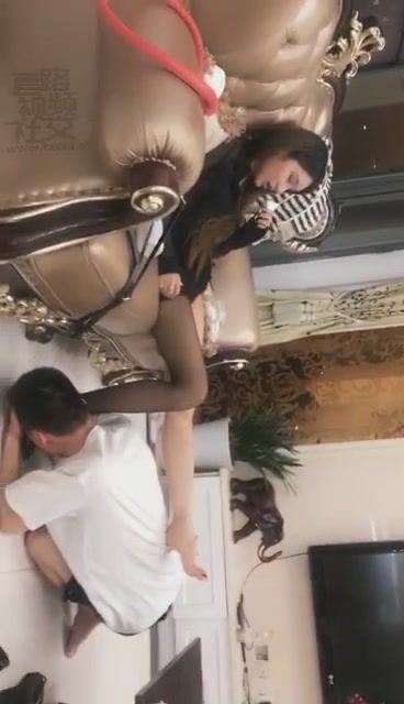 小贝 口水鞭打踩踏