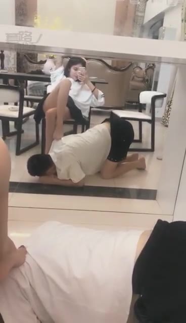 小贝 镜子极度羞辱