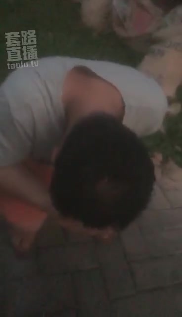 女暴君 户外遛狗 有路人